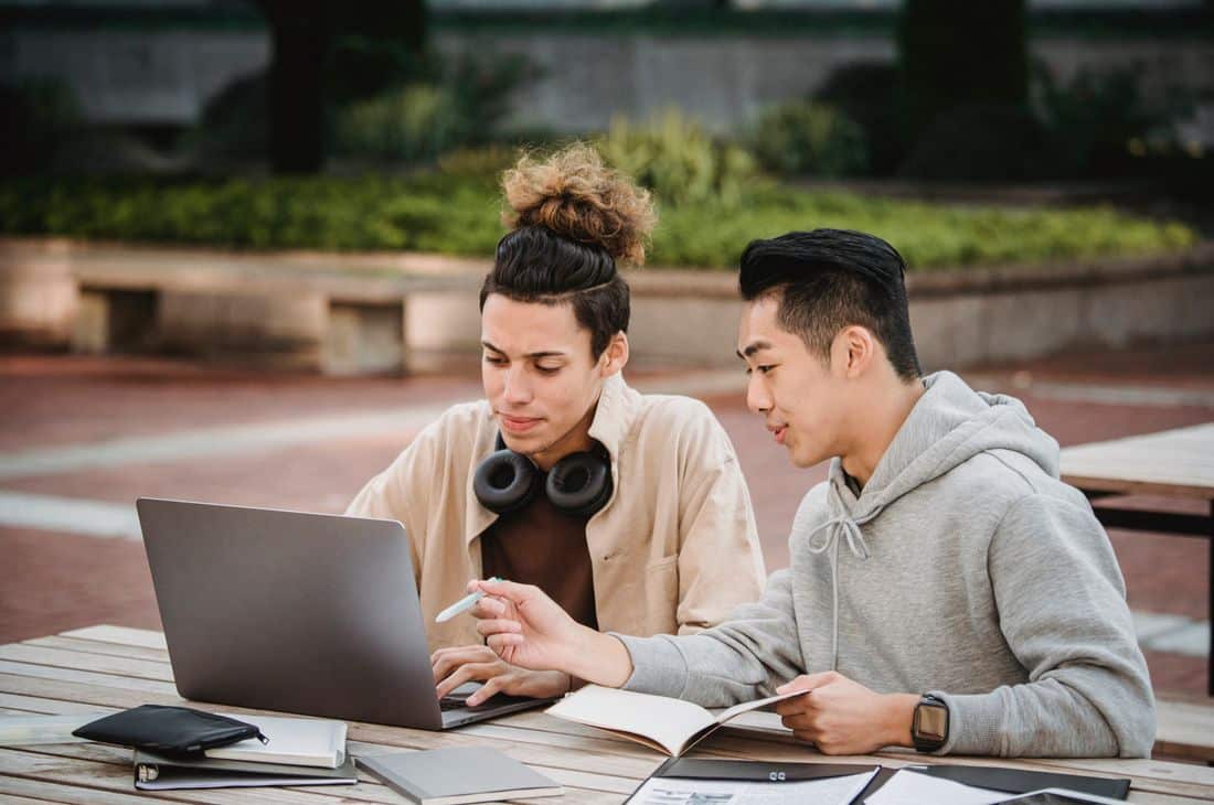 Cuánto tiempo estudiar para el SAT, el GRE, el GMAT y el IELTS